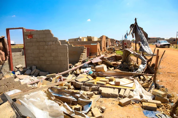 Maisons endommagées par la tornade dans un petit canton — Photo