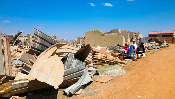 Maisons endommagées par la tornade dans un petit canton — Photo