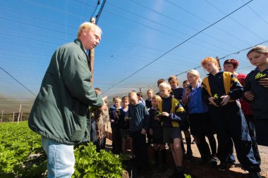 Okul tarım hakkında öğrenme ve tarım çocukları