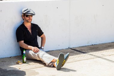 Jamiroquai rahatlatıcı bir yarış t yanında sigara ile Jay Kay