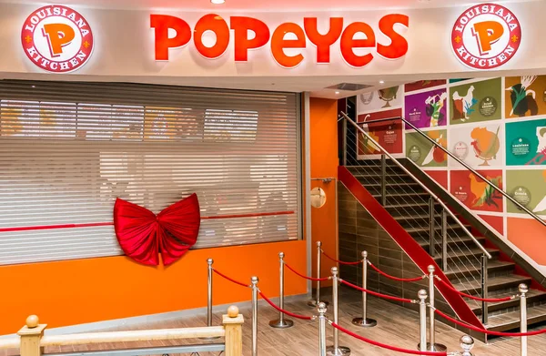 Interior de un restaurante de comida rápida Popeyes Take Out —  Fotos de Stock