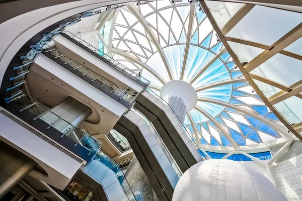 Interior do telhado de cúpula de vidro do shopping center — Fotografia de Stock