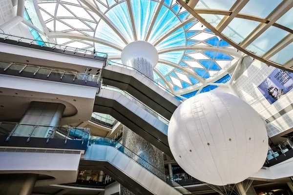 Interior do telhado de cúpula de vidro do shopping center — Fotografia de Stock