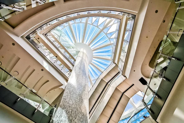 Interior do telhado de cúpula de vidro do shopping center — Fotografia de Stock