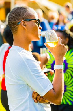 Farklı insanlar bir açık gıda ve şarap Festivali