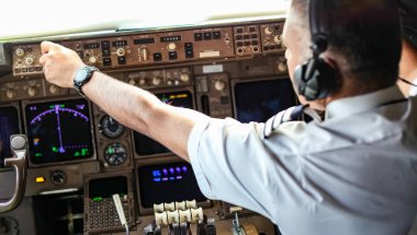 Jumbo Kokpitte Hintli Bir Pilotun Omzundan