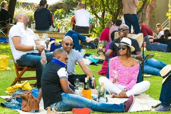 Diversas personas en un festival de comida y vino al aire libre — Foto de Stock