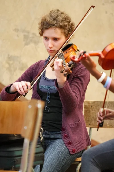 Diversi giovani all'orchestra della scuola di musica — Foto Stock