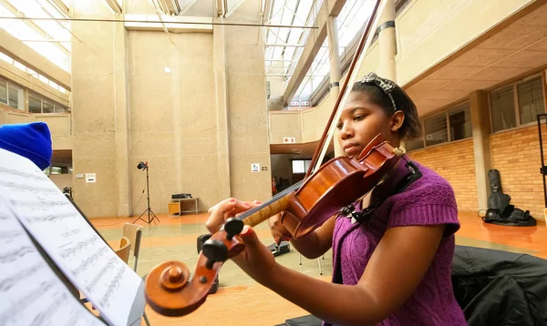Diversi giovani all'orchestra della scuola di musica — Foto Stock