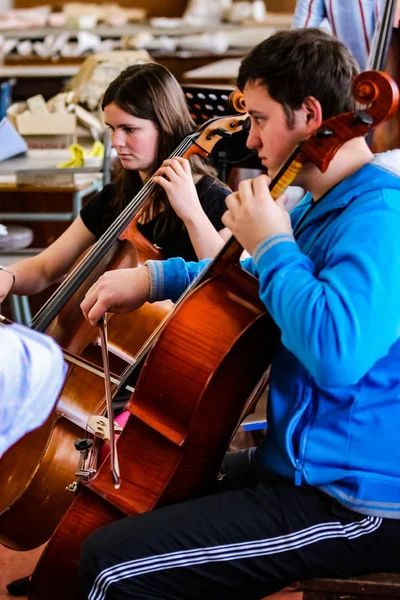 Diversi giovani all'orchestra della scuola di musica — Foto Stock