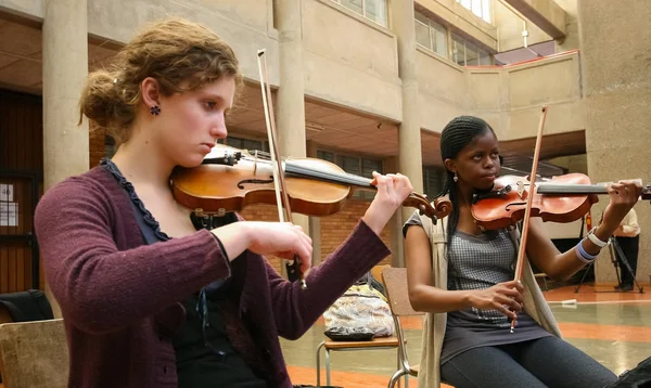 Diversos jóvenes en la orquesta de la escuela de música — Foto de Stock