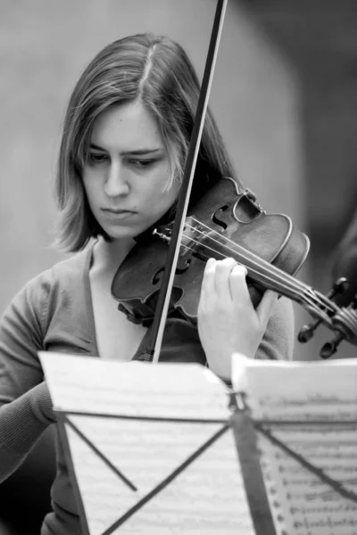 Diversos jóvenes en la orquesta de la escuela de música — Foto de Stock