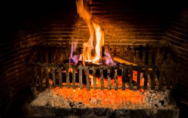 Kış şöminesinde yanan kütükler. 