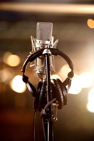 ヘッドフォンと音楽のレコーディング スタジオ コンデンサー マイク — ストック写真