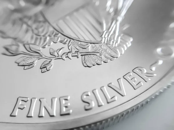 Macro Primer plano de un 999% de plata American Eagle Bullion Coin —  Fotos de Stock