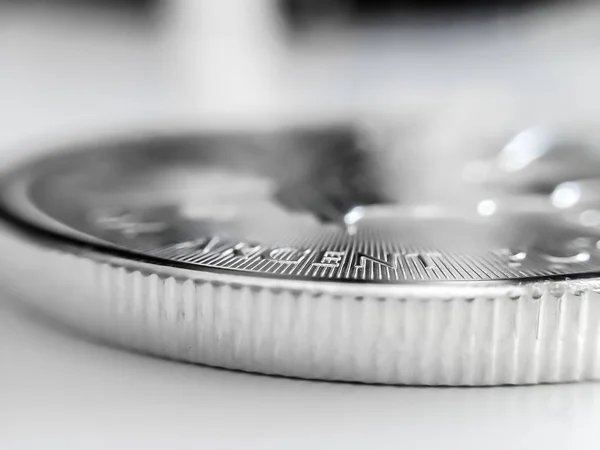 Macro Gros plan d'une pièce d'un lingot de feuille d'érable canadienne en argent à 999 % — Photo