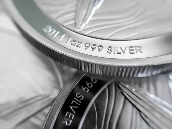 Makroaufnahme einer 999% igen Silberbarren-Münze — Stockfoto