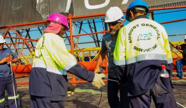 Esnaf bir inşaat alanında bir açı öğütücü ile çalışma