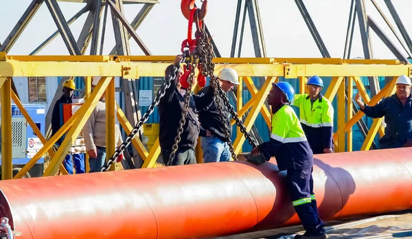 Trabajador de la construcción en un sitio de construcción — Foto de Stock