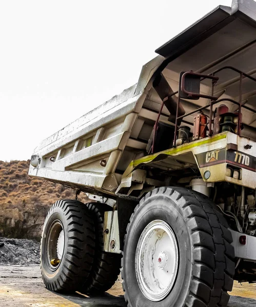 Camiones volquete grandes que transportan mineral de carbón para su procesamiento — Foto de Stock