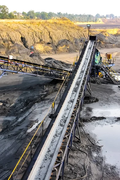 Mineral de carbón en una cinta transportadora para su procesamiento —  Fotos de Stock