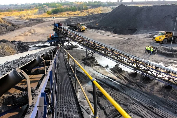Minereu de cărbune pe o bandă transportoare pentru prelucrare — Fotografie, imagine de stoc