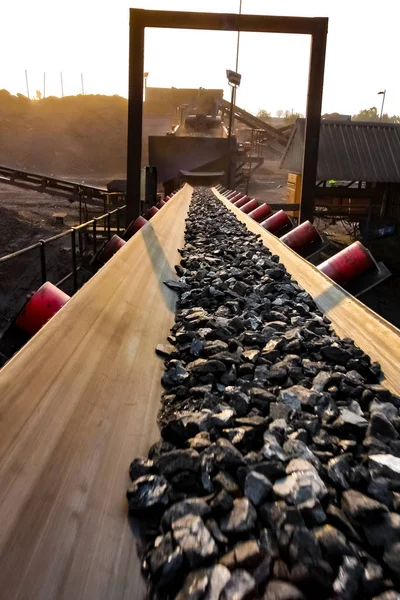 Mineral de carbón en una cinta transportadora para su procesamiento — Foto de Stock