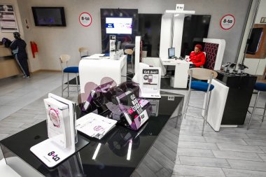 Bir alışveriş merkezinde bir cep telefonu deposunun iç iç