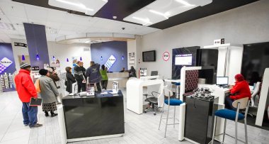 Bir alışveriş merkezinde bir cep telefonu deposunun iç iç