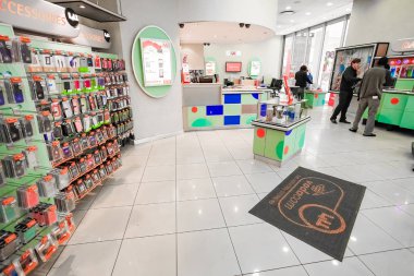 Bir alışveriş merkezinde bir cep telefonu deposunun iç iç