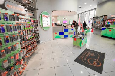 Bir alışveriş merkezinde bir cep telefonu deposunun iç iç