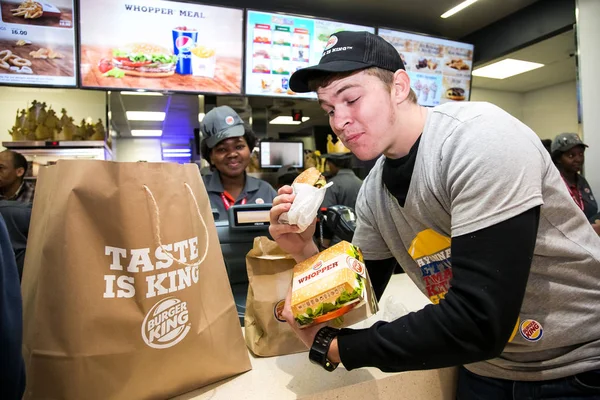 V den zahájení restauraci Burger King — Stock fotografie