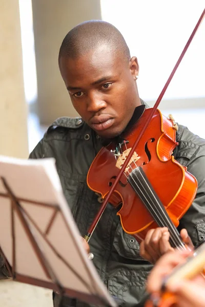 Zróżnicowane młodzieży o orkiestrę szkoły muzyki — Zdjęcie stockowe