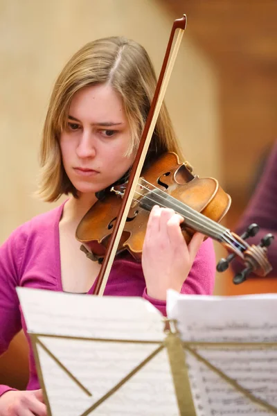 Diversos jóvenes en la orquesta de la escuela de música — Foto de Stock