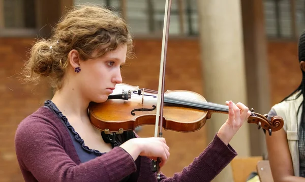 Diversos jóvenes en la orquesta de la escuela de música — Foto de Stock