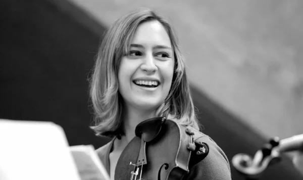 Diversos jóvenes en la orquesta de la escuela de música — Foto de Stock