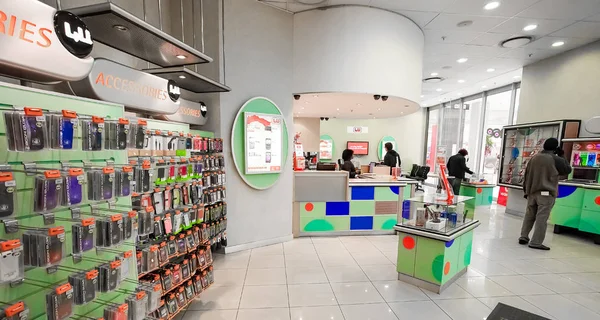 Interior de una tienda de teléfonos móviles en un centro comercial — Foto de Stock