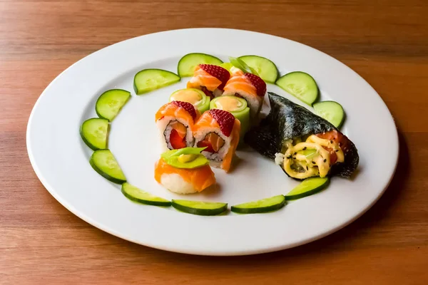 Světlá barva sushi s ovocem — Stock fotografie