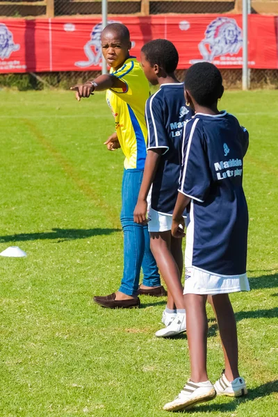 Diversos niños jugando fútbol en la escuela — Foto de Stock