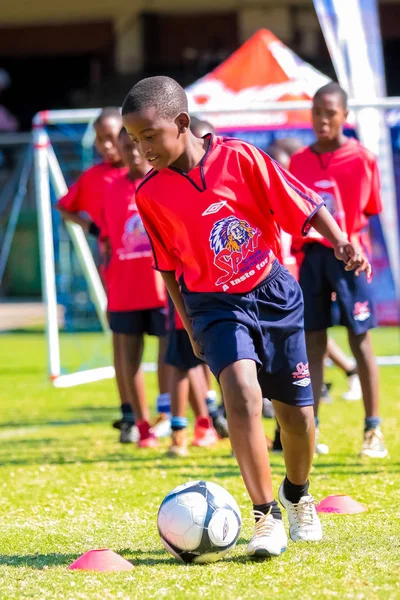 Diversos niños jugando fútbol en la escuela — Foto de Stock