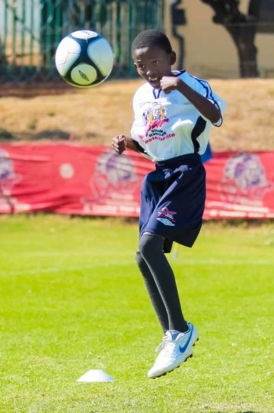 Farklı çocuklar okulda futbol futbol oynarken