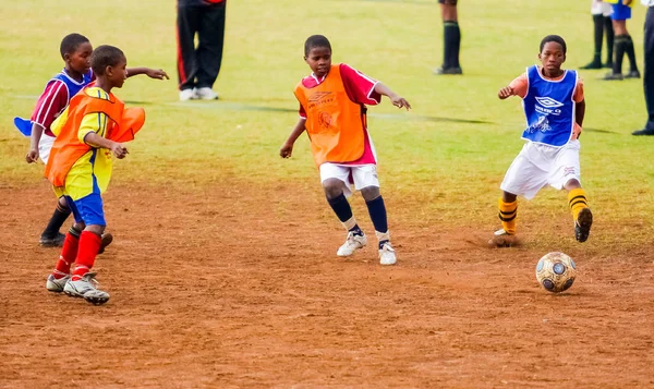 Diversas crianças jogando futebol na escola — Fotografia de Stock