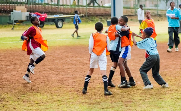 Diversas crianças jogando futebol na escola — Fotografia de Stock