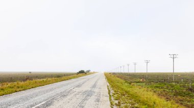 Boş bir ülke karayolu yolu görünümü