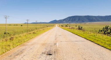 Boş bir ülke karayolu yolu görünümü