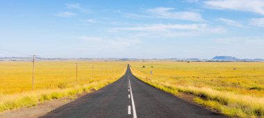 Boş bir ülke karayolu yolu görünümü