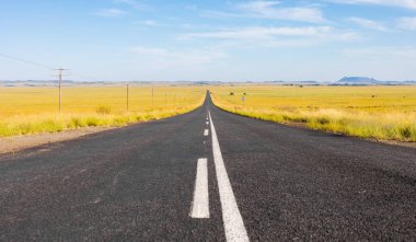 Boş bir ülke karayolu yolu görünümü