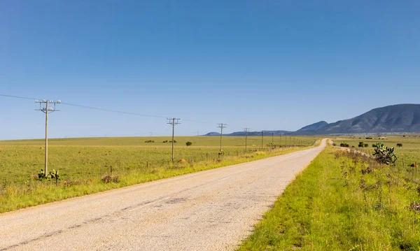 Vista de una carretera rural vacía —  Fotos de Stock