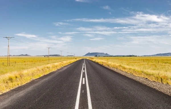 Vista de una carretera rural vacía —  Fotos de Stock