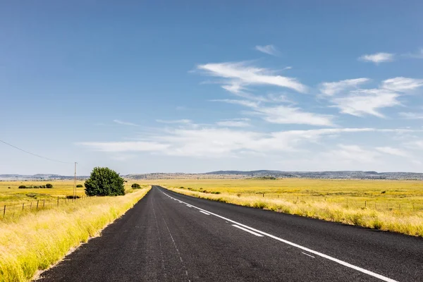 Pohled na silnici s prázdnou zemí — Stock fotografie